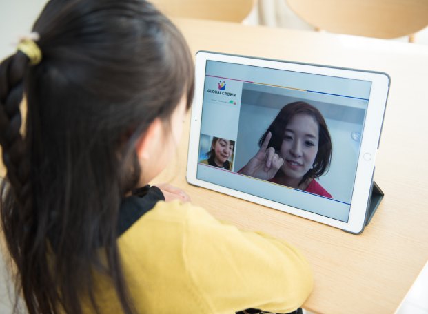 オンラインで英語学習をする小学生の女の子